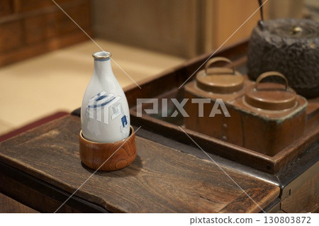 長火盆上的酒瓶 130803872