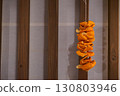 屋簷下掛著橘皮 130803946