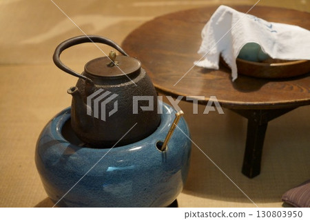 傳統的火盆和矮桌 130803950