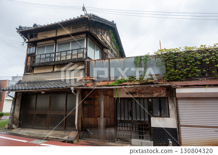 An old and very beautiful building in Aboshi Ward, Himeji City, Hyogo Prefecture, Japan 130804320