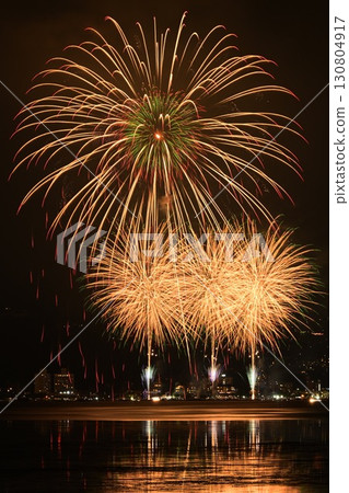 煙火倒映在諏訪湖上 煙火倒映在諏訪湖上 130804917