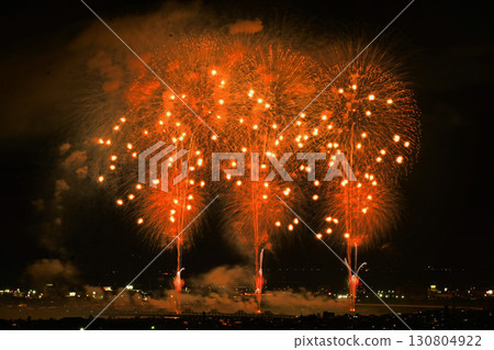 Fireworks that spread to the night sky 130804922
