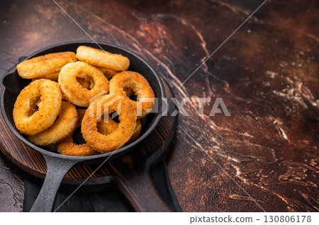 Crispy Fried onion rings, delicious snack in a pan. brown background. top view 130806178