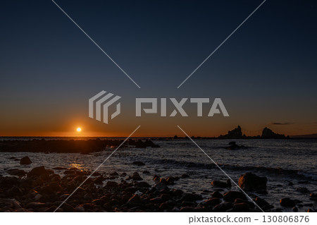 真鶴岬的三石與日出 130806876