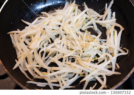 Cooking stir-fried bean sprouts in a frying pan 130807152