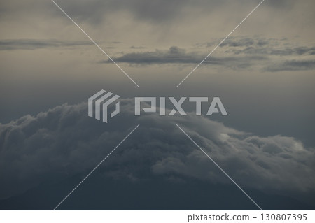 鳥取縣清晨，伯耆大山上空的雨雲 130807395