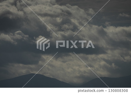 鳥取縣清晨的山脈上籠罩著雨雲 130808308