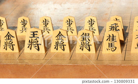 國王和棋子排列的圖像 國王和棋子排列的圖像 130809331