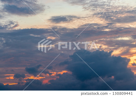 夏日傍晚的深紅色天空 夏日傍晚的深紅色天空 130809441