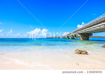 九月晴朗的日子裡,來間大橋和蔚藍的大海閃閃發光 九月晴朗的日子裡,來間大橋和蔚藍的大海閃閃發光 130809491