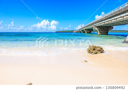 九月晴朗的日子裡，來間大橋和蔚藍的大海閃閃發光 130809492