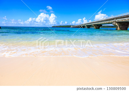 九月晴朗的日子裡，來間大橋和蔚藍的大海閃閃發光 130809500