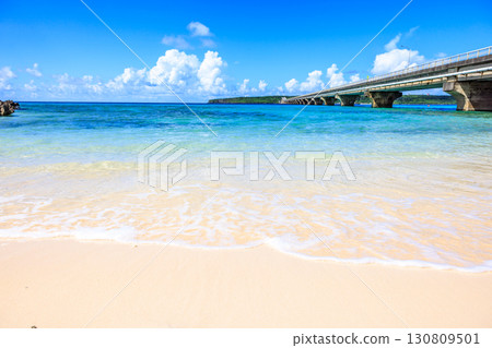 九月晴朗的日子裡，來間大橋和蔚藍的大海閃閃發光 130809501