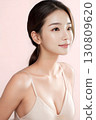 有美麗的皮膚的小姐 130809620