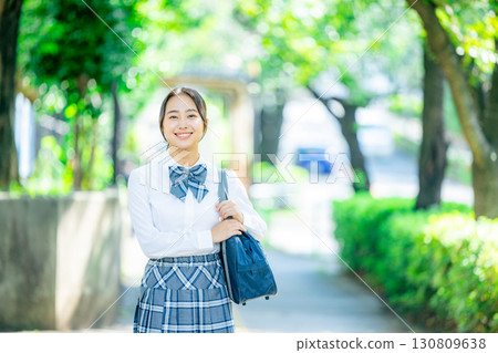 有書包的學校女孩 130809638