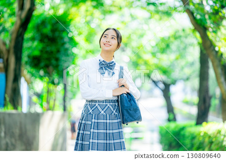有書包的學校女孩 130809640
