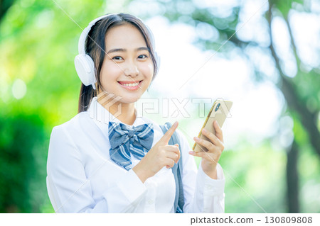 聽音樂的女學生 130809808