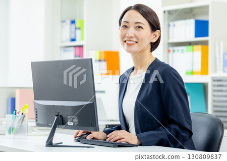 在辦公室工作的女商人 130809837