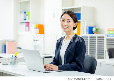 Business woman operating a personal computer in the office 130809845