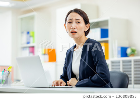 擔心的女商人 130809853