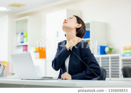 Worried business woman Worried business woman 130809855