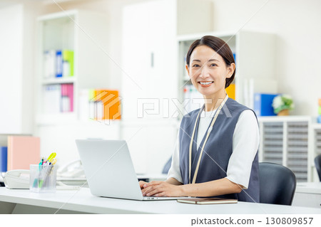 中層女商人 130809857