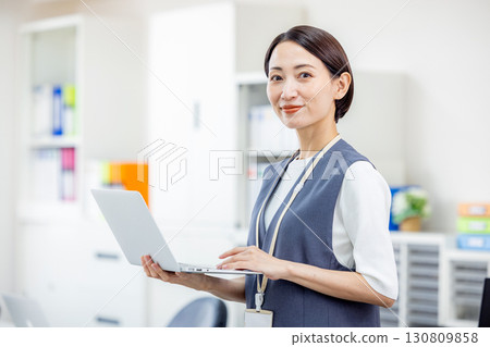 筆記本電腦業務的女人 130809858