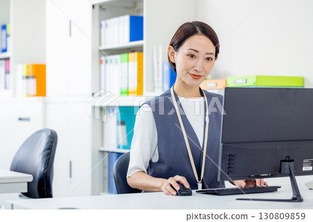 經營個人電腦的女商人 130809859