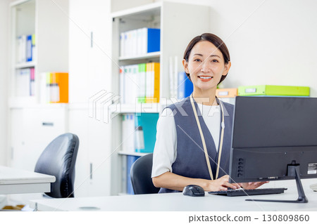 經營個人電腦的女商人 130809860