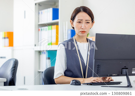 前往個人電腦的女商人 130809861