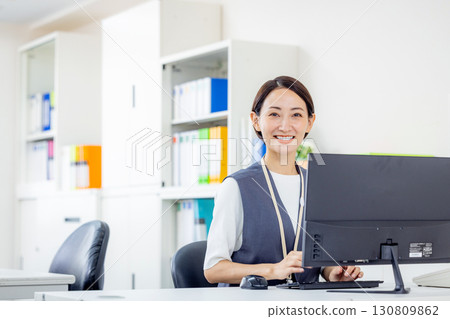 Business woman who operates a personal computer 130809862