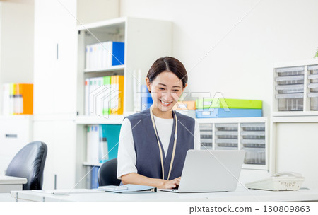 辦公室業務的女人 130809863