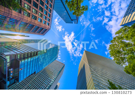 日本東京城市景觀。一場突如其來的雷雨席捲大手町商業區。大手町廣場等建築的景色。 （第8圖） 130810273