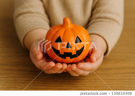 手拿南瓜燈 130810309