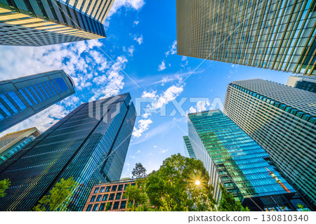 日本東京城市景觀。一場突如其來的雷雨席捲大手町商業區。大手町廣場等建築的景色。 （第8圖） 130810340