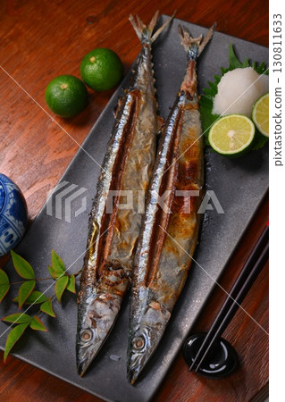 秋刀魚、秋刀魚、太平洋秋刀魚、食物影像、新鮮魚類、秋季風味、酢橘。 秋刀魚、秋刀魚、太平洋秋刀魚、食物影像、新鮮魚類、秋季風味、酢橘。 130811633