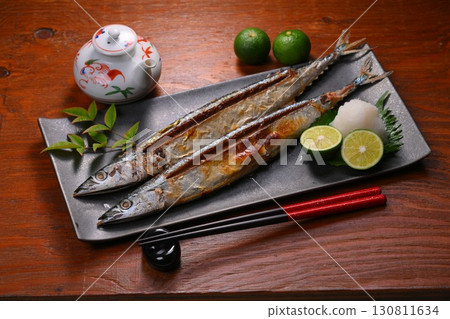 秋刀魚、秋刀魚、太平洋秋刀魚、食物影像、新鮮魚類、秋季風味、酢橘。 秋刀魚、秋刀魚、太平洋秋刀魚、食物影像、新鮮魚類、秋季風味、酢橘。 130811634