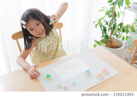 孩子蓋橡皮印 孩子蓋橡皮印 130811995