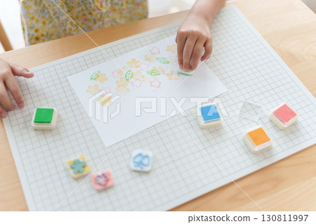 孩子蓋橡皮印 孩子蓋橡皮印 130811997