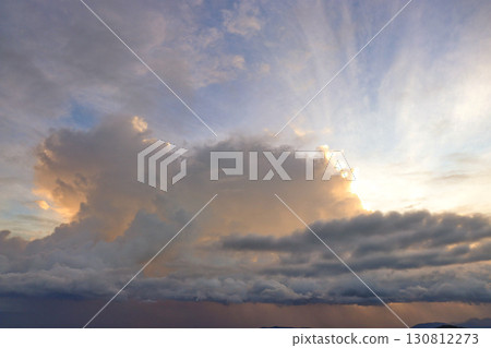 夕陽照射下的颱風外帶雲和積雨雲 130812273