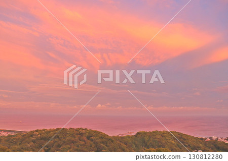 颱風外帶雲遮蔽地平線、大磯港和日落 颱風外帶雲遮蔽地平線、大磯港和日落 130812280