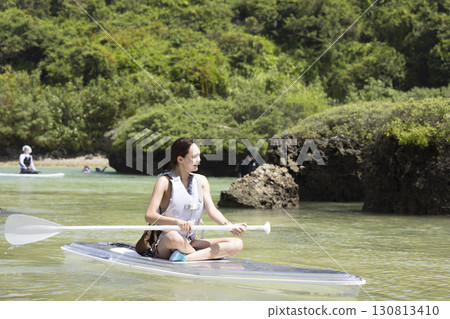 享受 SUP 的可愛女人 130813410