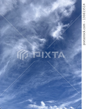 未經編輯的陰沉藍天照片 未經編輯的陰沉藍天照片 130813514
