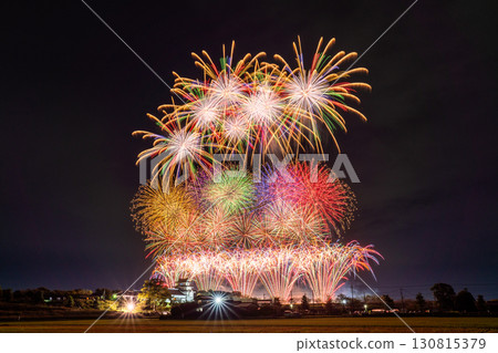千葉縣:利根川煙火大會和關宿城,從千葉縣野田市一側拍攝 千葉縣:利根川煙火大會和關宿城,從千葉縣野田市一側拍攝 130815379