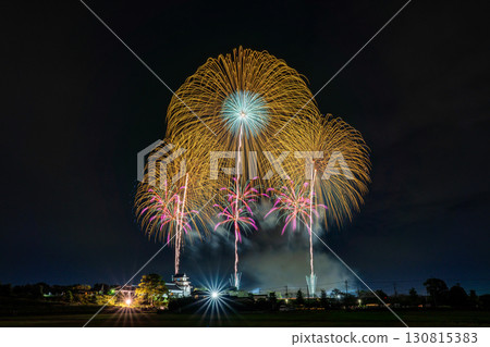Chiba Prefecture: Tone River Fireworks Festival and Sekiyado Castle, photographed from the Noda City side of Chiba Prefecture 130815383