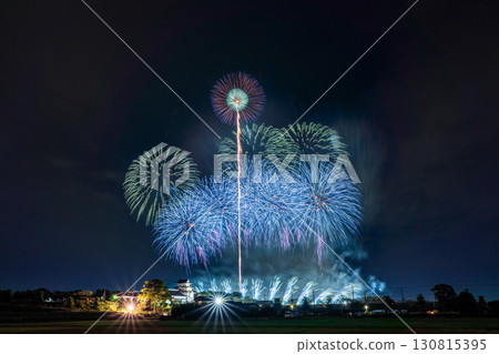 Chiba Prefecture: Tone River Fireworks Festival and Sekiyado Castle, photographed from the Noda City side of Chiba Prefecture 130815395