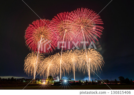 千葉縣:利根川煙火大會和關宿城,從千葉縣野田市一側拍攝 千葉縣:利根川煙火大會和關宿城,從千葉縣野田市一側拍攝 130815406