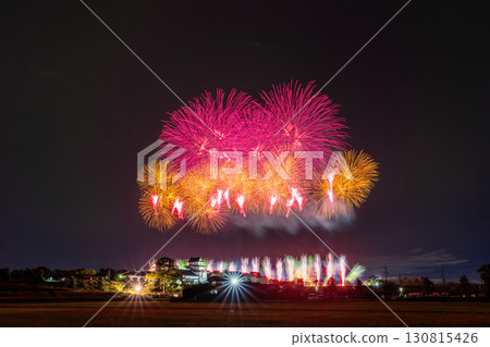 千葉縣:利根川煙火大會和關宿城,從千葉縣野田市一側拍攝 千葉縣:利根川煙火大會和關宿城,從千葉縣野田市一側拍攝 130815426
