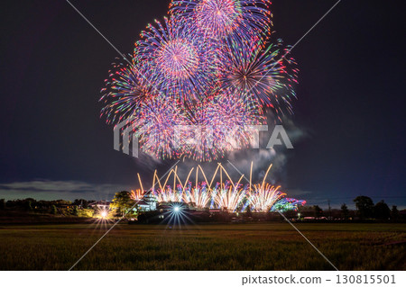 千葉縣:利根川煙火大會和關宿城,從千葉縣野田市一側拍攝 千葉縣:利根川煙火大會和關宿城,從千葉縣野田市一側拍攝 130815501