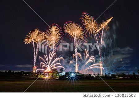 Chiba Prefecture: Tone River Fireworks Festival and Sekiyado Castle, photographed from the Noda City side of Chiba Prefecture 130815508